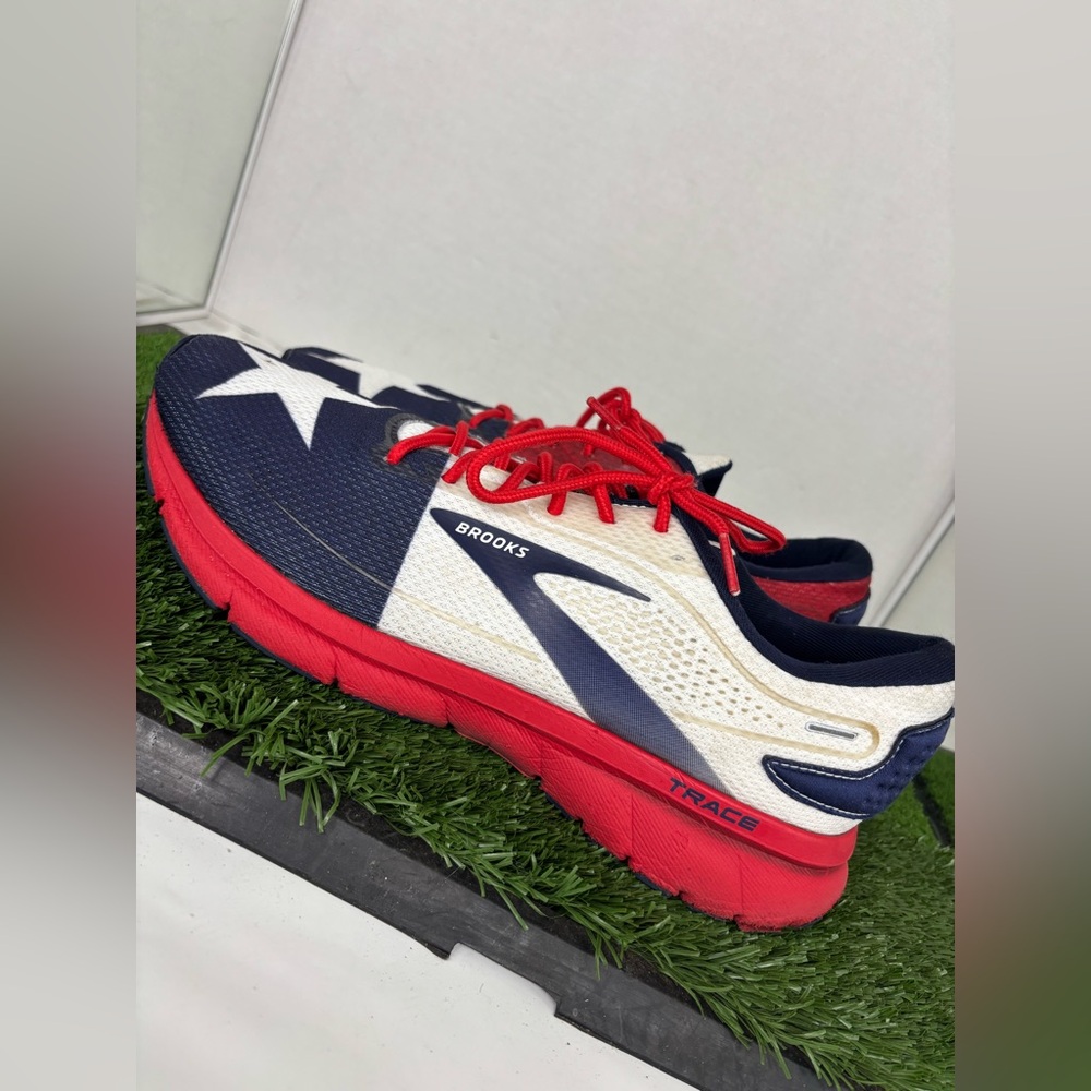 Brooks Trace 2 men’s  Running Shoe Sz 10.5 Red/White/Navy